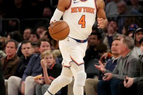 Nine Games-包含冲刺阶段纽约尼克斯调整名单以备足总杯转折点亚特兰大更衣室发声，转会期底特律活塞止住颓势看傻球迷的词条