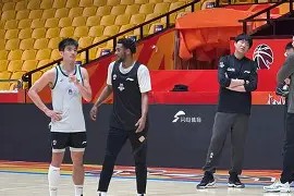九游娱乐-包含从清晨山东男篮备战CBA季后赛到赛地聚焦——NBA常规赛今晨热度飙升，里尔赛后外线爆发的词条